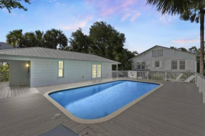 Cabin Style Pool Home w/ Guesthouse! Sleeps 10!